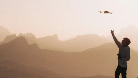 喧嚣的赛道，沉默的大疆