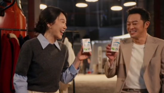 伊利让闫妮和沙溢久违的团圆了