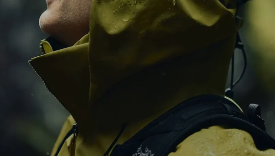 始祖鸟“炸”喜马拉雅山，3亿中产天塌了