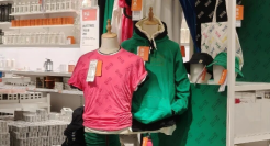 宜家开始卖衣服了？高饱和粉T恤+纯绿卫衣被吐槽穿上秒变员工！网友：连工牌都省了