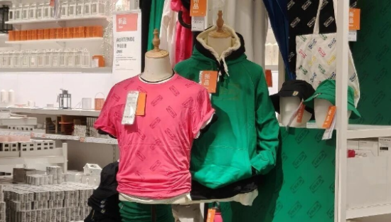 宜家开始卖衣服了？高饱和粉T恤+纯绿卫衣被吐槽穿上秒变员工！网友：连工牌都省了