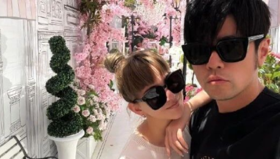 昆凌杀入直播带货，网友：带上周杰伦！