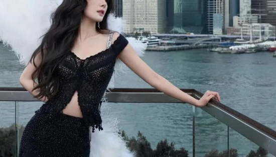 杨幂“纯欲风”造型，引爆最保守维密秀！