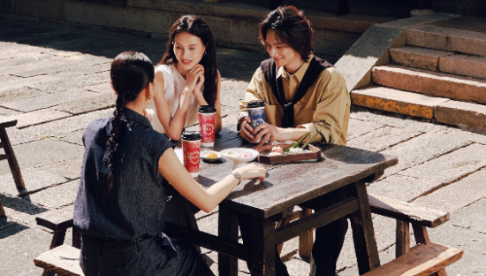 霸王茶姬 × 乌镇戏剧节，以茶会友扶摇同行