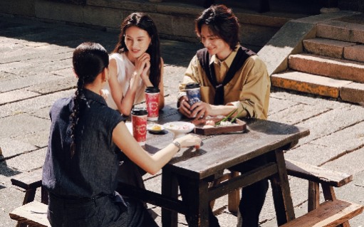 霸王茶姬 × 乌镇戏剧节，以茶会友扶摇同行