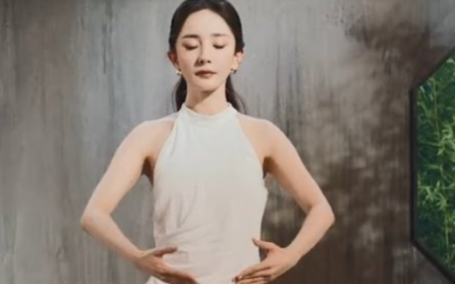 杨幂的抽象广告又更新了，这次是雅诗兰黛