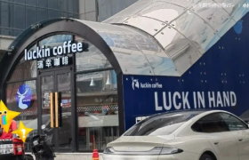 把扶梯爆改店面？瑞幸选址太绝了！