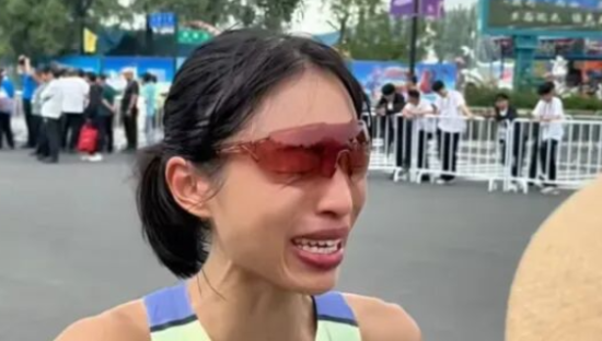 “哭求调休”的最快女护士大反转，一切都回不去了